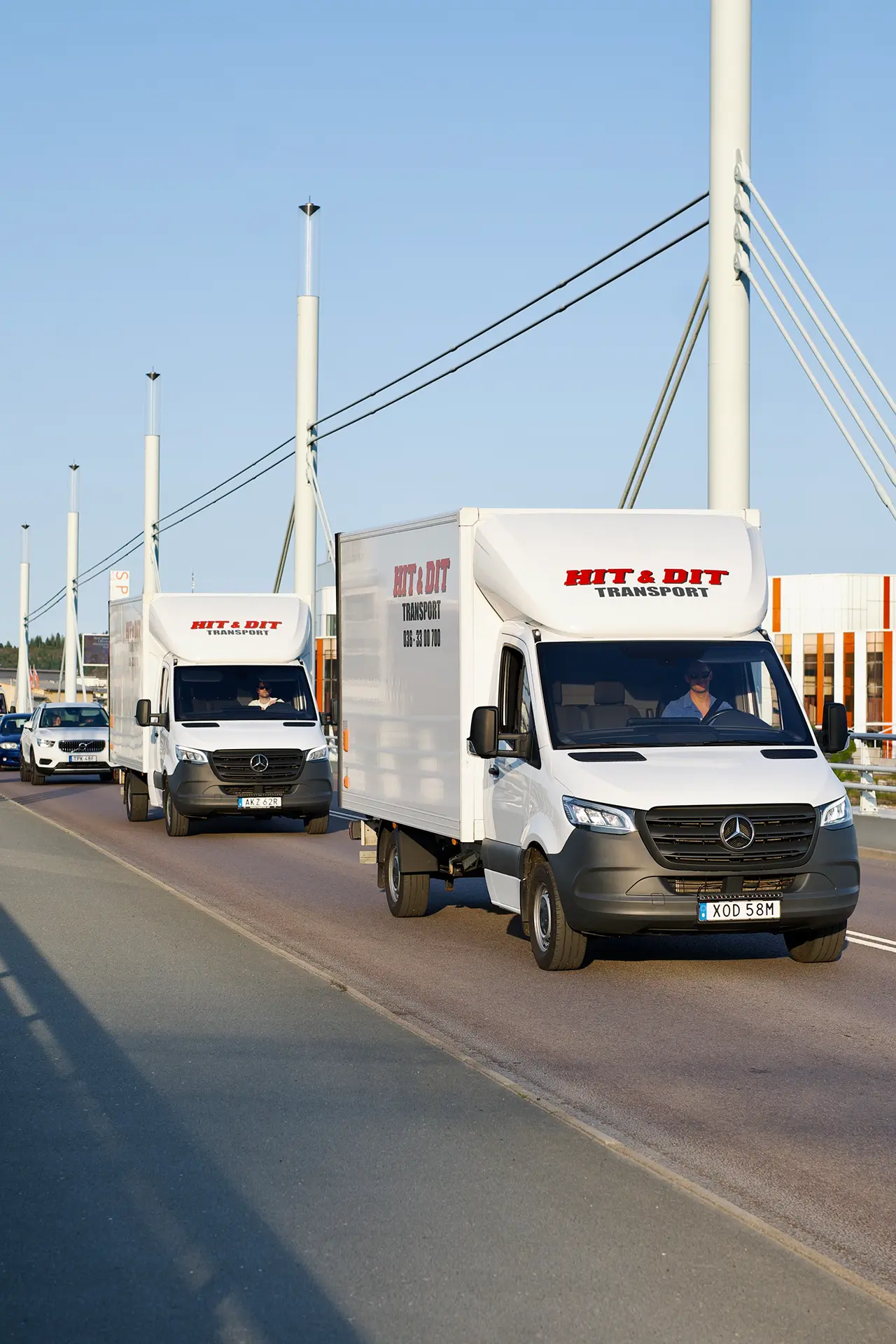 Lastbilar från Hit & Dit kör över Munksjöbron i Jönköping.